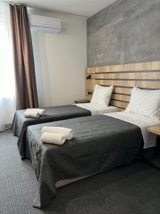 Ένα ή περισσότερα κρεβάτια σε δωμάτιο στο Sremsky inn