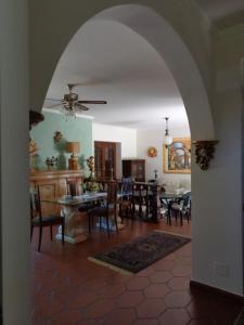 an archway in a living room with a table and chairs at Villa Airone in Venegono Superiore