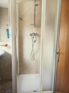 eine Dusche mit Duschkopf in einem Badezimmer in der Unterkunft H&G LOZOYUELA in Lozoyuela