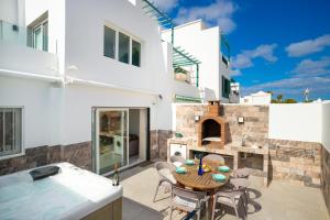 En balkon eller terrasse på Villa Deseo Puerto Del Carmen