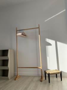 a floor lamp and a bench in a room at Blisko me in Wieprz