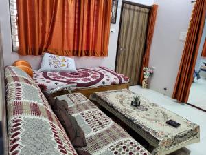 una stanza con due letti e una finestra di Venus Home Stay near IIM Indore a Indore