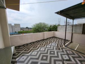 un balcone con un pavimento decorato su un edificio di Venus Home Stay near IIM Indore a Indore