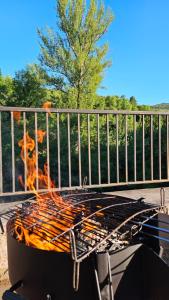 ein BBQ auf einem Grill vor einem Zaun in der Unterkunft El Najerilla. Casa de pueblo in Villavelayo