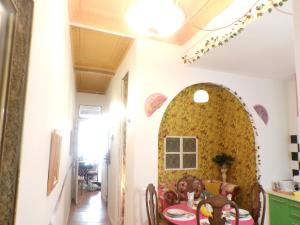 ein Esszimmer mit einem Torbogen in der Wand in der Unterkunft Boutique Carthago Modernista Experiencias CarthagoTematizadas in Cartagena