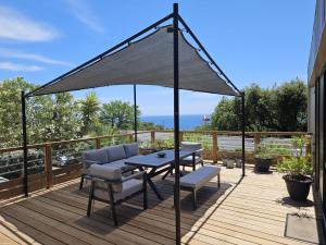 圣拉斐尔Voltaire的带桌椅和遮阳伞的露台