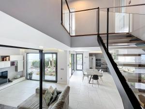 een woonkamer met een trap en een eetkamer bij Gertrudes Dream House in Ponta do Sol