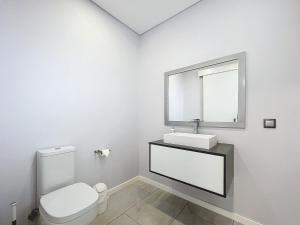 een badkamer met een wit toilet en een spiegel bij Gertrudes Dream House in Ponta do Sol +27 foto's