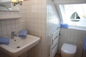 een badkamer met een wastafel en een toilet bij Alte Schule in Tinnum