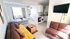 Μια τηλεόραση ή/και κέντρο ψυχαγωγίας στο Stylish Studio - 2 Minutes from Kastella Beach