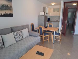 un soggiorno con un divano, un tavolo e una cucina di Apartment Zarok 2 a Baška