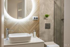 un bagno con lavandino e specchio di Apartamenty Krupówki 4 a Zakopane Altre 65 foto