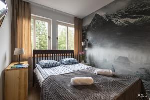 una camera da letto con un letto con due cuscini sopra di Apartamenty Krupówki 4 a Zakopane