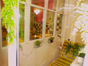 ein Gebäude mit einem Fenster mit Topfpflanzen darauf in der Unterkunft Boutique Carthago Modernista Experiencias CarthagoTematizadas in Cartagena + 40 Fotos