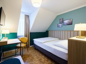 pokój hotelowy z łóżkiem i biurkiem w obiekcie Hotel Limmathof w Zurychu