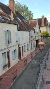 eine leere Straße in einer Altstadt mit Gebäuden in der Unterkunft Coup de Cœur D'Auxerre in Auxerre