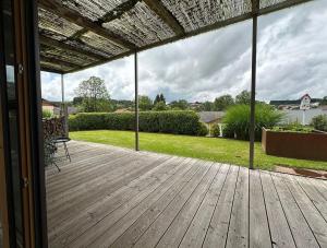 eine abgeschirmte Veranda mit Blick auf einen Hof in der Unterkunft Chalet im Grünen in Schenkenfelden