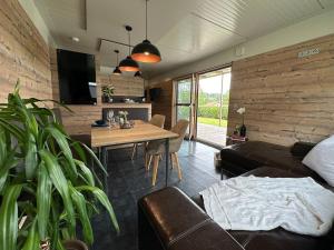 ein Wohnzimmer mit einer Couch und einem Tisch in der Unterkunft Chalet im Grünen in Schenkenfelden