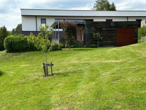 Ein Garten an der Unterkunft Chalet im Grünen