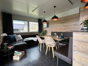 Ein Sitzbereich in der Unterkunft Chalet im Grünen