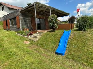 Ein Garten an der Unterkunft Chalet im Grünen