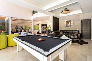 una sala de estar con una mesa de billar en CASA YOLO - Luxury 4 BR Comfort, Elegance at the paradise in Playacar!, en Playa del Carmen