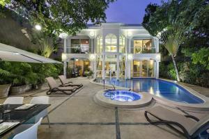 Casa grande con piscina en el patio en CASA YOLO - Luxury 4 BR Comfort, Elegance at the paradise in Playacar!, en Playa del Carmen