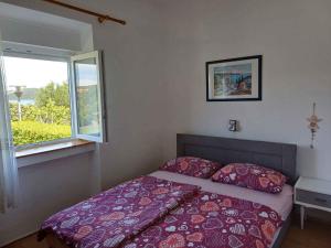Postel nebo postele na pokoji v ubytování Apartment in Supetarska Draga 17854