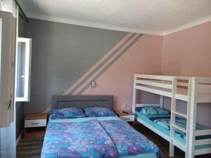 Postel nebo postele na pokoji v ubytování Apartment in Supetarska Draga 17854