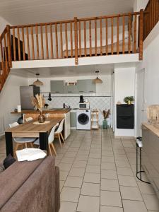 eine Küche und ein Wohnzimmer mit Tisch und ein Esszimmer in der Unterkunft Jolie appartement près de la plage in Berck-sur-Mer