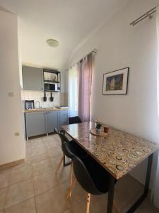 a dining room table and chairs in a kitchen at Apartman Dubravka 1 in Orebić