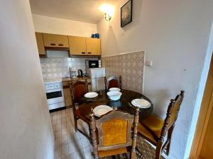 Kuchyň nebo kuchyňský kout v ubytování APARTMAN NENO