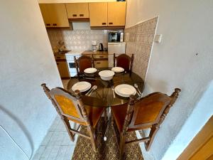 Kuchyň nebo kuchyňský kout v ubytování APARTMAN NENO