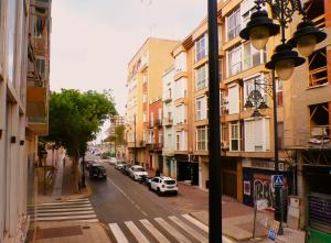 Blick auf eine Straße mit geparkten Autos in der Unterkunft Boutique Carthago Modernista Experiencias CarthagoTematizadas in Cartagena