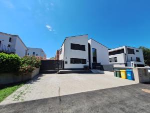 zwei weiße Häuser mit einer Einfahrt vor ihnen in der Unterkunft Apartment Mouette in Poreč