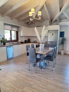 a kitchen and dining room with a table and chairs at Ortensia in Oziás