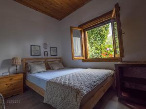 a bedroom with a bed and a window at Kiwi stonehouse in Chorefto
