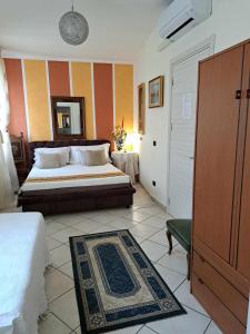 a large bedroom with a bed and a mirror at B&B Gardasee in Castelnuovo del Garda +71 photos