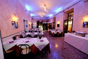 Reštaurácia alebo iné gastronomické zariadenie v ubytovaní Hotel Miramare
