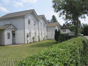 een rij huizen met een grasveld bij House Thor - Huus Asgard in Nieby