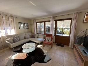 een woonkamer met een bank en een tafel bij Il Sorriso Comfortable holiday residence in Oberstaufen