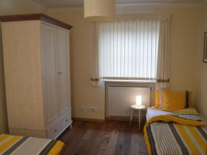 een slaapkamer met een bed, een ladekast en een raam bij Il Sorriso Comfortable holiday residence in Oberstaufen