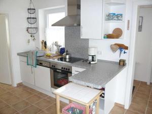 een keuken met witte kasten en een aanrechtblad bij House Thor - Huus Asgard in Nieby