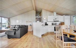 Kuchyň nebo kuchyňský kout v ubytování Holiday Home Pøt Strandby Ix