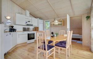 Kuchyň nebo kuchyňský kout v ubytování Holiday Home Pøt Strandby Ix