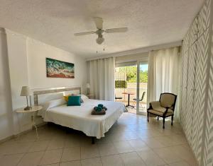 sypialnia z łóżkiem, krzesłem i oknem w obiekcie Marbesa Marbella Apartment w Marbelli