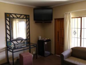 TV a/nebo společenská místnost v ubytování Hilton View B&B