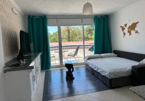 Telewizja i/lub zestaw kina domowego w obiekcie Marbesa Marbella Apartment
