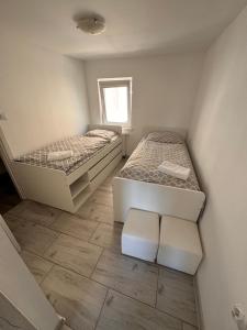 Postel nebo postele na pokoji v ubytování Surowe wnętrze