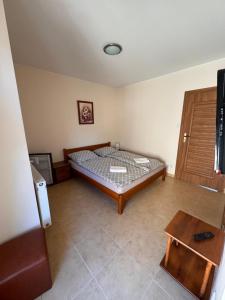 Postel nebo postele na pokoji v ubytování Surowe wnętrze